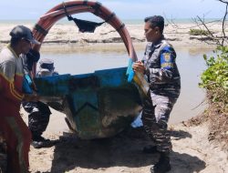Wujud Kepedulian TNI AL, Babinpotmar Lanal Bengkulu Bantu Nelayan Tarik Perahu Ke Pinggir Pantai