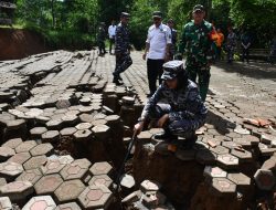 Pangkalan TNI AL Bandung Serahkan Bantuan Sosial Korban Bencana Tanah Bergerak di Kampung Cigombong Desa Cibedug Kecamatan Rongga Kabupaten Bandung Barat
