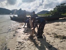 Sambut Bulan Suci Ramadhan, Posal Jemaja Bersama Masyarakat Melaksanakan Gotong Royong Bersih Pantai