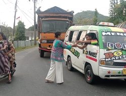 Jalasenastri Cabang 3 Korcab II DJA I Lanal Sibolga Turun Kejalan Berbagi Takjil di Bulan Suci Ramadhan