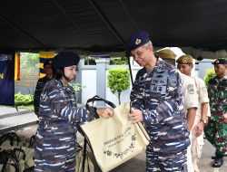 Komandan Lanal Bandung Serahkan Bingkisan Lebaran Kepada Prajurit dan PNS Lanal Bandung