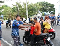 Berkah Bulan Ramadhan, Bintara dan Tamtama Tidur Dalam Lanal Sabang Berbagi Takjil