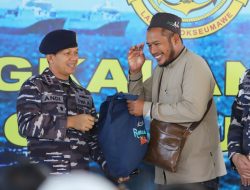Danlanal Lhokseumawe Lepas Mudik Lebaran dan Bagikan Paket Lebaran