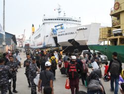 Danlanal beserta Prajurit Lanal Banjarmasin Berbagi Takjil Kepada Penumpang KM Dharma Rucitra I