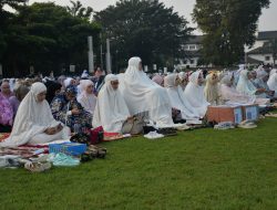 Komandan Lanal Bandung Bersama Forkopimda Provinsi Jawa Barat dan Warga Masyarakat Sholat Idul Fitri di Lapangan Gasibu Kota Bandung