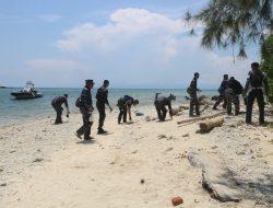 Aksi Bersih Pantai di Pulau Tikus, Lanal Bengkulu Komitmen Dukung Program Laut Bersih di Provinsi Bengkulu