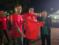 Danlanal Bintan Turut Berbaur Dengan Masyarakat Dalam Menyemarakkan Aacara Nobar Timnas Indonesia