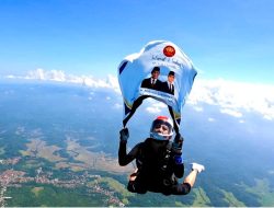 Didukung Alumni Taplai Lemhannas, Naila Novaranti Terjun Payung di Langit Nusawiru Ucapkan Selamat Sukses Untuk Prabowo Gibran