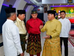 Danlanal Dumai Hadiri Prosesi Peminangan Penganugerahan Gelar Adat Melayu Kepada Kasal