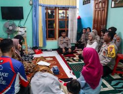 Kapolres Metro Jakarta Timur Takziah Ke Rumah Duka Aiptu Rukini Anggota Polsek Pulogadung