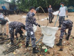 Lanal Bintan Berkolaborasi Dengan PT. BIIE Lobam Gelar Aksi Bersih Pantai