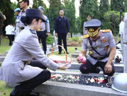 Jelang HUT Bhayangkara Ke-78, Jajaran Mabes Polri Ziarah ke TMP Kalibata*