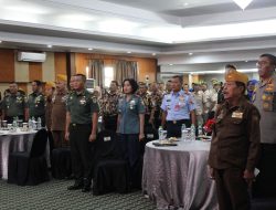 Komandan Beserta Personel Lanal Bandung Hadiri Komunikasi Sosial TNI Dengan KBT TA. 2024