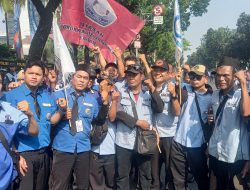 Ribuan Mikro Transjakarta Gelar Aksi di Depan Balai Kota Jakarta