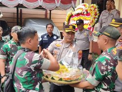 Koramil 04 Kebayoran Lama Berikan Kejutan Tumpeng Ke Polsek Pesanggrahan Di Hari Bhayangkara Ke-78