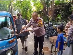Pembagian Nasi Bungkus Kepada Warga kurang Mampu