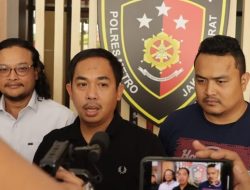 Jakarta Barat, Satuan Reserse Kriminal (Satreskrim) Polres Metro Jakarta Barat menangkap Batara Ageng, mantan manajer artis Fuji.