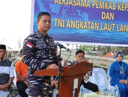 Kunker Ke Kabupaten Meranti, Danlanal Dumai Serahkan Ratusan Bahan Kontak Sembako Kepada Masyarakat Pesisir di Desa Insit