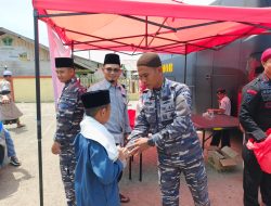 Gerakan Jumat Berbagi, Prajurit Posal Gunungsitoli Laksanakan Pembagian Makanan Kepada Jama’ah Masjid Al- Furqan dan Warga Sekitaran Kota Gunungsitoli