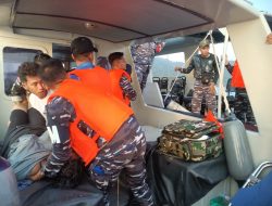 Lanal Tarempa Laksanakan Evakuasi Korban Kapal Tenggelam di Perairan Tarempa