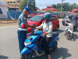 Lanal Bintan Bersama Pemerintah Daerah Bagikan Bendera Merah Putih Ke Masyarakat