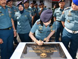 Komandan Lanal Bandung Tandatangani Prasasti Dalam Rangka Peresmian Motto Lanal Bandung