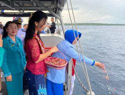 KAL Hinako I-2-19 Lanal Nias Mendukung Kegiatan Upacara Tabur Bunga Dalam Rangka HUT Kemerdekaan RI Ke-79 Tahun 2024 di Perairan Lahewa