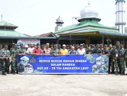Peduli Lingkungan, Sambut HUT TNI AL Ke-79 Lanal TBA Bersihkan Mesjid Raya Tanjungbalai