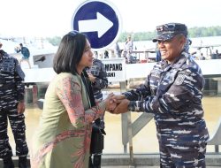 Lanal TBA Bagikan Sembako Kepada Nelayan Jelang HUT Ke-79 TNI AL