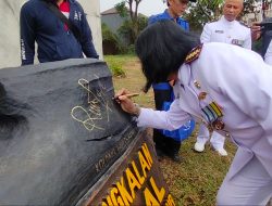 Dalam Rangka HUT Ke-79 TNI AL Tahun 2024 Lanal Bandung Terima Cenderamata Berupa Batu Prasasti
