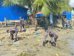 Lanal Simeulue Laksanakan Karya Bakti Bersih Pasar dan Pantai Bersama Dalam Rangka HUT TNI Ke-79