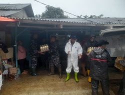 Pangkalan TNI AL Bandung Kerahkan Personel Satgas Siaga Bencana Bantu Evakuasi Korban Banjir di Desa Ciemas