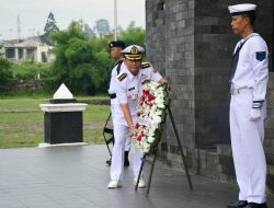Jelang Hari Dharma Samudera Tahun 2025, Komandan Lanal Bandung Pimpin Upacara Ziarah