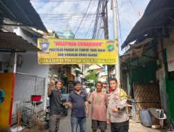 Bhabinkamtibmas Senen Pasang Spanduk Imbauan Kamtibmas