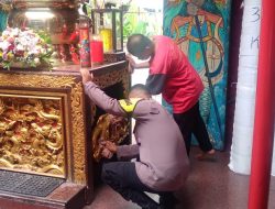 Bhabinkamtibmas Duri Pulo Bersama Warga Gelar Kerja Bakti di Vihara Lo Cia Bio