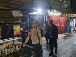 Patroli Jalan Kaki Polsek Metro Tanah Abang Imbau Warga Agar Jaga Kamtibmas Dan Bahaya Kebakaran Di Pemukiman