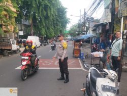 Patroli Pagi dan Pemantauan, Pengaturan Lalu Lintas oleh Bhabinkamtibmas Johar Baru di Sekitar SMK Kampung Jawa