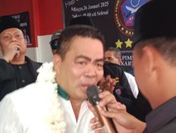 Ketua DPD BPPKB DKI Jakarta kembali kalungkan bunga ke Ketua Umum DPP FPMM Umar Kei
