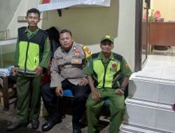 Patroli Jalan Kaki Bhabinkamtibmas Karang Anyar Bersama Linmas Paska Hujan Lebat