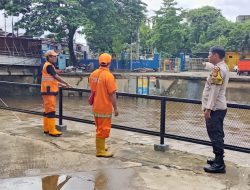 Bhabinkamtibmas Pegangsaan Pemantauan Dan Pengecekan Ketinggian Air Di Pintu Air Manggarai