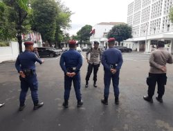 Kanit Sabhara Menteng Pimpin Pengamanan Aksi Unjuk Rasa Di Kantor KPU Pusat RI