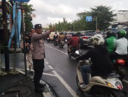 Pengaturan Lalu Lintas dan Antisipasi Kejahatan Jalanan Pagi Hari Kapolsubsektor Galur di Jalan Letjen Suprapto Jakarta Pusat