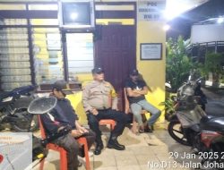 Sambang Pos Kamling Bhabinkamtibmas Johar Baru Imbau Petugas Satkamling RW 09 Jaga Aman dan Nyaman Kampung Kita