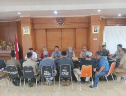Tiga Pilar Bersinergi, Bhabinkamtibmas Galur Hadiri Rapat Koordinasi LMK Bulanan