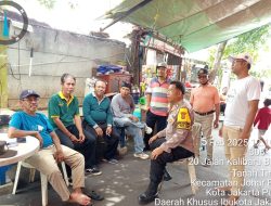 Patroli Wilayah Bhabinkamtibmas Tanah Tinggi Cooling System bersama Ketua RW dan FKDM untuk Meningkatkan Keamanan dan Ketertiban