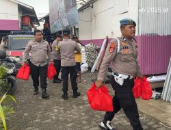 Polri Peduli Masyarakat Bagikan Sembako di Rumah Apung Muara Angke