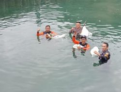 Peringati Hari Sampah Nasional, Babinpotmar Lanal Tarempa Gotong Royong Bersama Warga