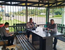 Anggota Patroli Polsek Metro Gambir Siaga di Pos PAM Tenda Betawi, Pastikan Situasi Tetap Kondusif