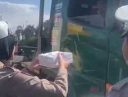 Sambut Bulan Ramadhan Satlantas Berbagi Makanan Untuk Berbuka Puasa Kepada Para Pengguna Jalan, Buruh Dan Petugas Kebersihan