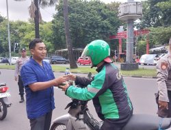 Polres Metro Jakarta Pusat Bagikan Takjil Gratis kepada Masyarakat Jelang Berbuka Puasa